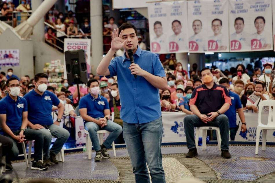 Pasig reelectionist Mayor Vico Sotto speaks to the crowd during his team’s proclamation rally inside the Pasig Mega Market on March 25, 2022. George Calvelo, ABS-CBN News