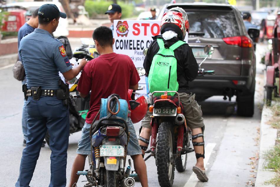 Members of the Quezon City Police District man a Comelec checkpoint along Agham Road in Quezon City on Jan. 10, 2016. Manny Palmero, ABS-CBN News/File 