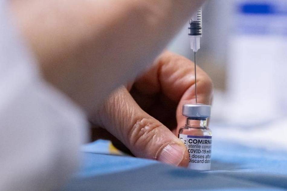 A nurse prepares a dose of Covid 19 vaccine in Bordeaux, France, 02 February 2022. EPA-EFE/CAROLINE BLUMBERG