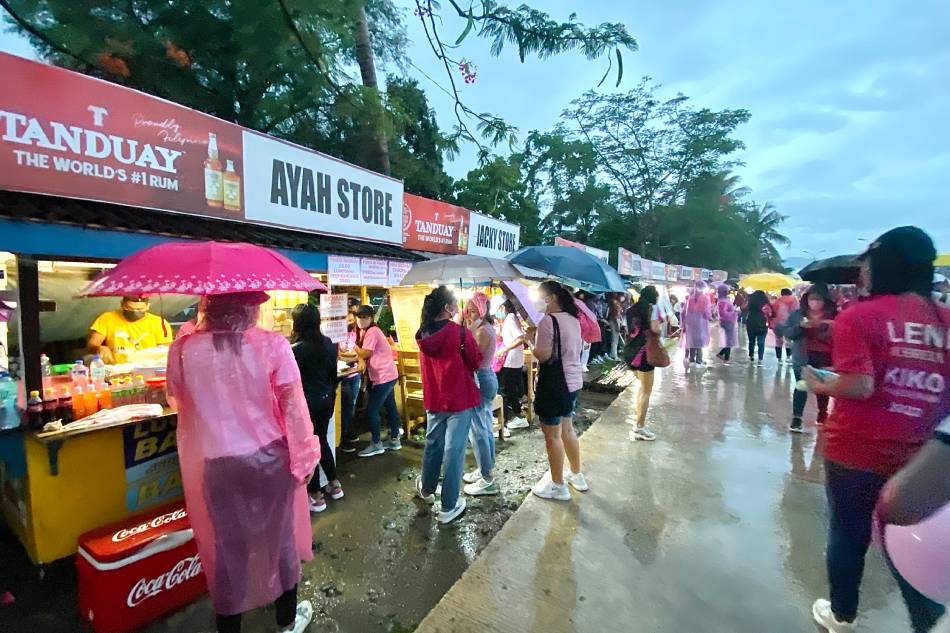 Supporters of the Robredo-Pangilinan tandem flocked Puerto Princesa Baywalk Park stores and restaurants while waiting for the rally program to start on Wednesday. Wena Cos, ABS-CBN News