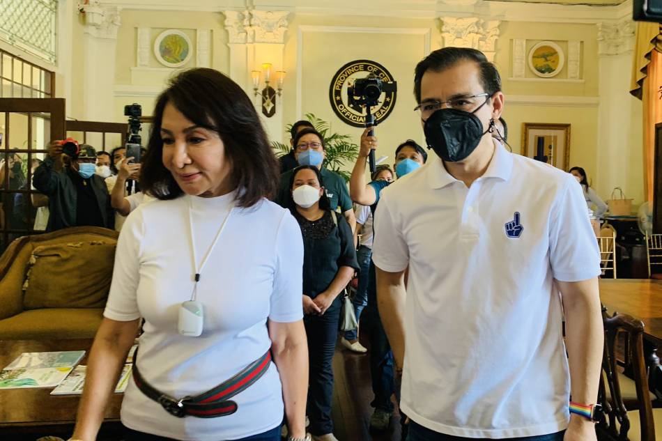 Aksyon Demokratiko presidential bet Isko Moreno Domagoso meets Cebu Governor Gwendolyn Garcia at the Provincial Capitol on November 5, 2021. Bianca Dava, ABS-CBN News/File