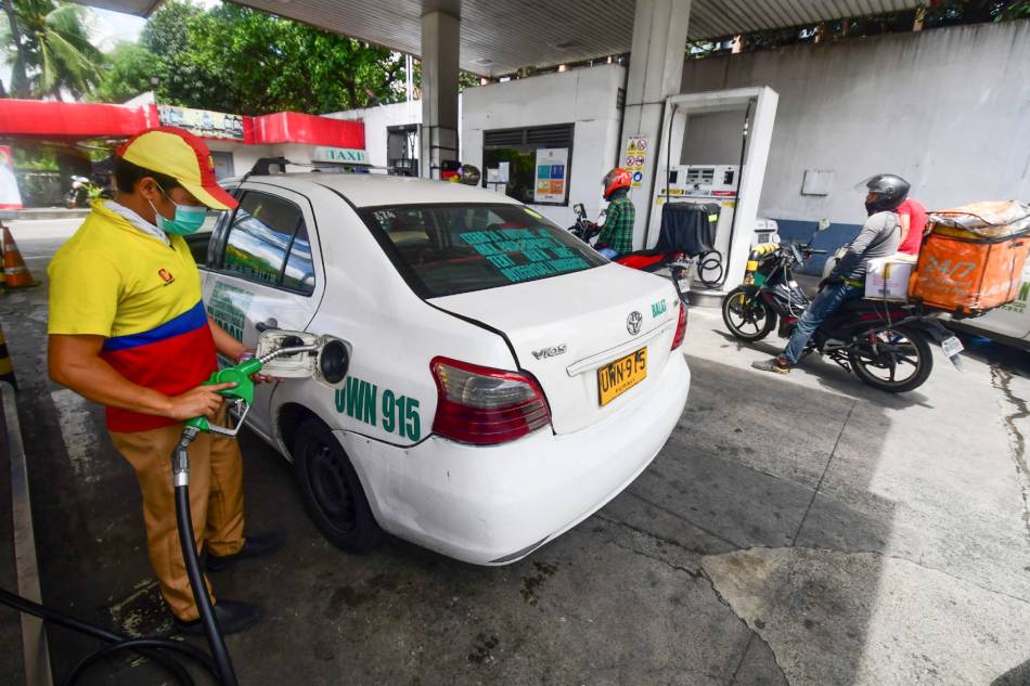 Motorists queue for fuel at a gas station in Quezon City on April 19, 2022, after another oil price hike. Mark Demayo, ABS-CBN News/File