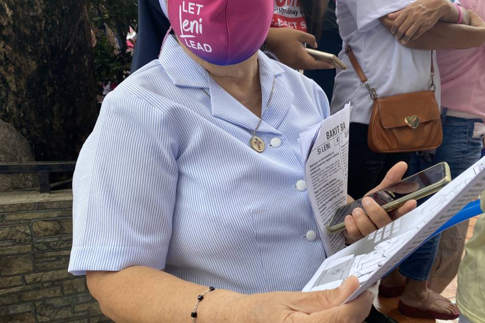A religious sister from Iligan City distributes comic booklets endorsing the presidential candidacy of Vice President Leni Robredo and her running mate Sen. Kiko Pangilinan. Jamaine Punzalan, ABS-CBN News
