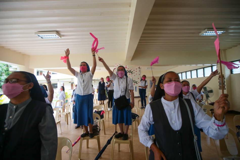 Nuns greet Vice President Leni Robredo with their pink balloons, flags, face masks, and posters at St. Scholastica’s Academy, Talisay City, Cebu on Thursday, Feb. 24. VP Leni Media Bureau