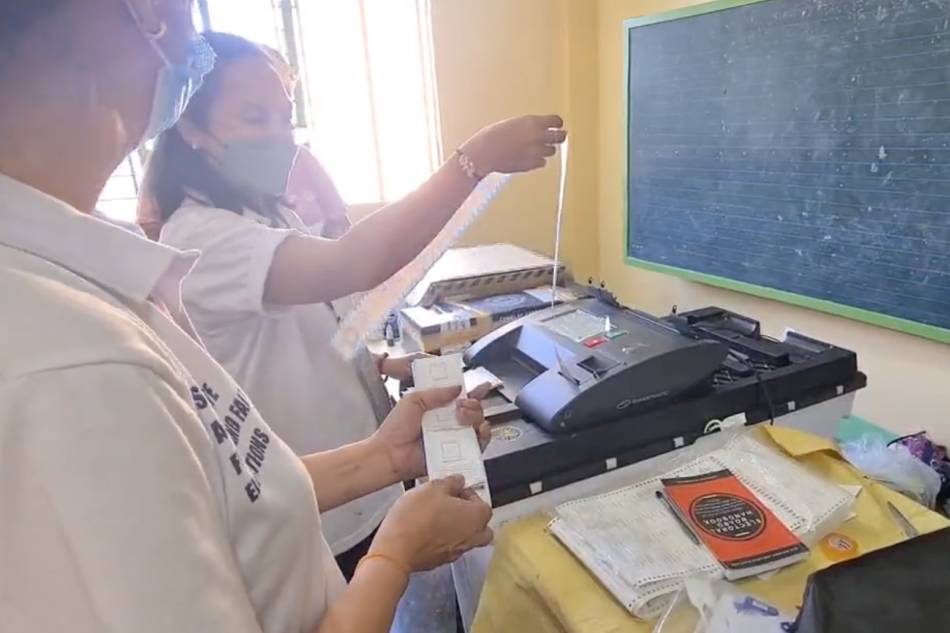 Precinct 1925 in Culiat Elementary School was able to transmit early Tuesday morning after borrowing a working VCM. Its assigned faulty VCM was not repaired. Arra Perez, ABS-CBN News