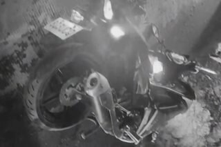Rider na umiwas sa manhole nagulungan ng trak