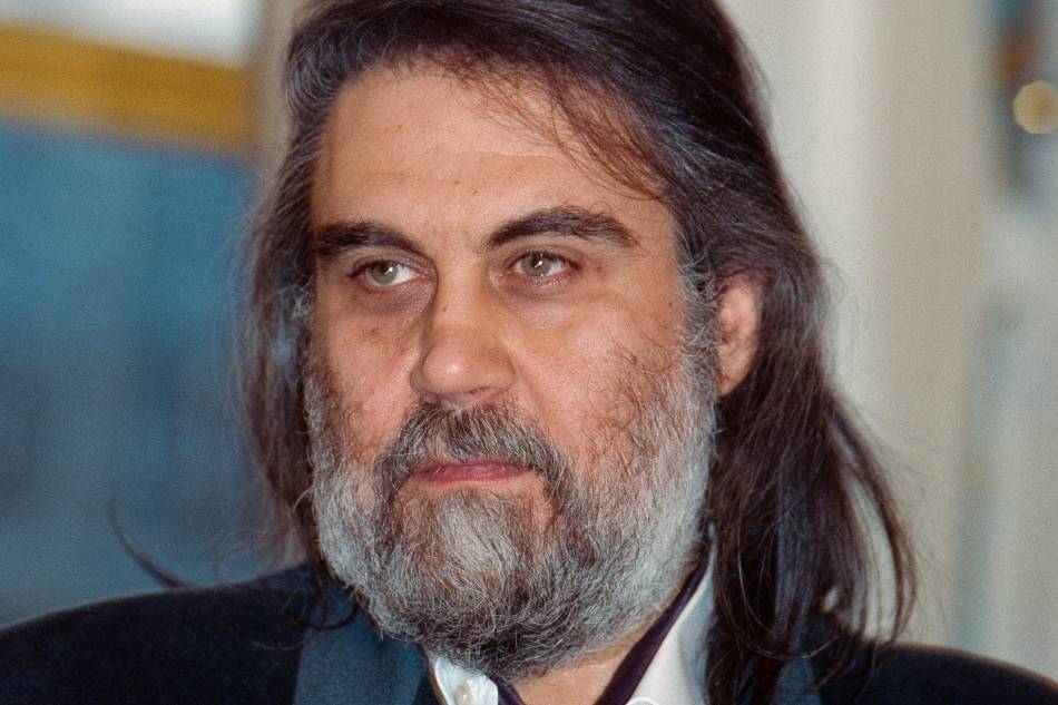 A picture taken on October 20, 1992 shows Greek musician and composer Vangelis Papathanassiou, known as Vangelis, posing at the French Culture Ministry after receiving a decoration. Vangelis, the Greek composer of soundtracks for 'Blade Runner' and 'Chariots of Fire' has died aged 79, Prime Minister Kyriakos Mitsotakis said on May 19, 2022. 'Vangelis Papathanassiou is no longer with us,' the prime minister tweeted. 'The world of music has lost the international (artist) Vangelis.' GEORGES BENDRIHEM / AFP