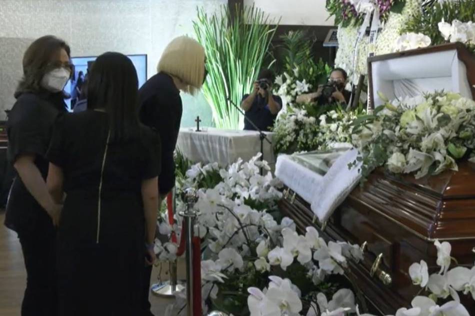 Vice Ganda and ABS-CBN COO for Broadcast Cory Vidanes condole with Sen. Grace Poe at the wake of the latter’s mother, film icon Susan Roces. Screenshot/Facebook: Sen. Grace Poe