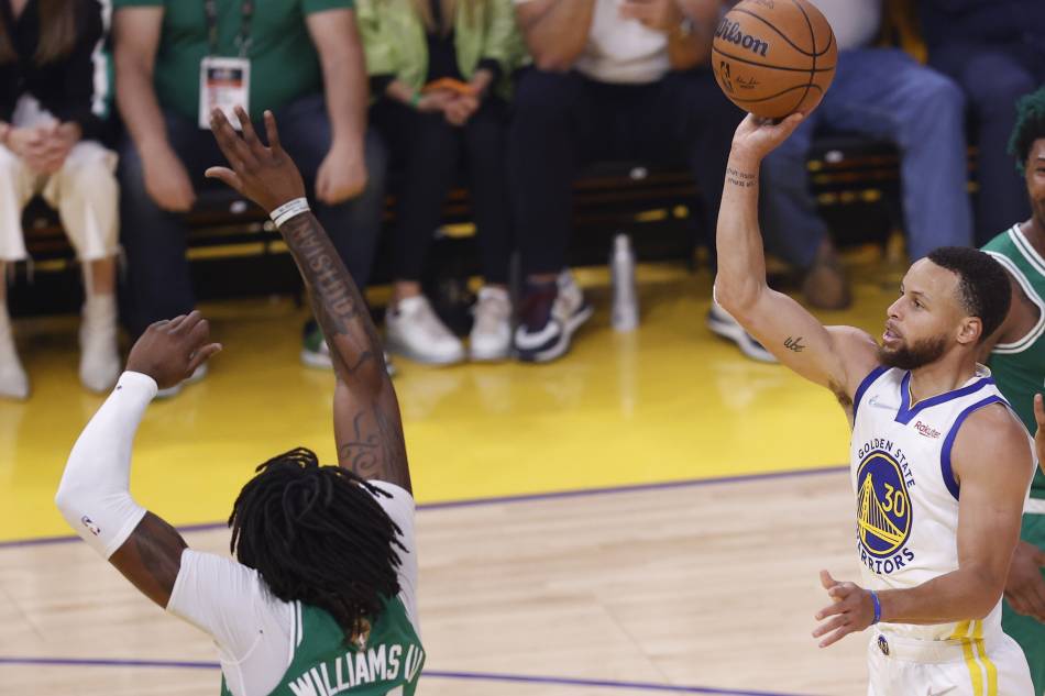 Golden State Warriors guard Stephen Curry (R) shoots over defending Boston Celtics center Robert Williams III (L) during the first quarter of Game 2 of the NBA Finals series at the Chase Center in San Francisco, California, USA, 05 June 2022. John Mabanglo, EPA-EFE