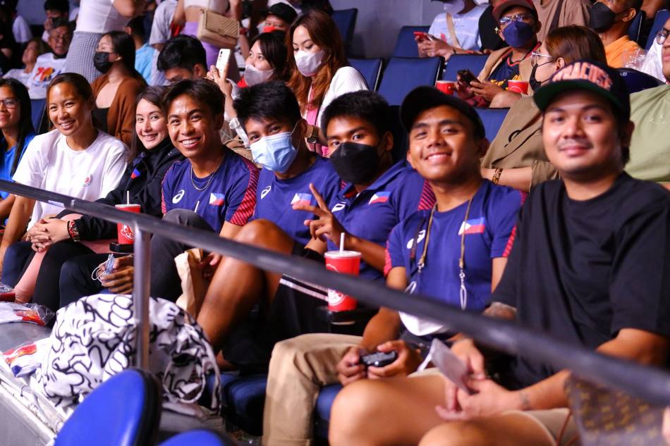 The national triathlon team at the PBA opening ceremonies. Photo courtesy of the Meralco Bolts.