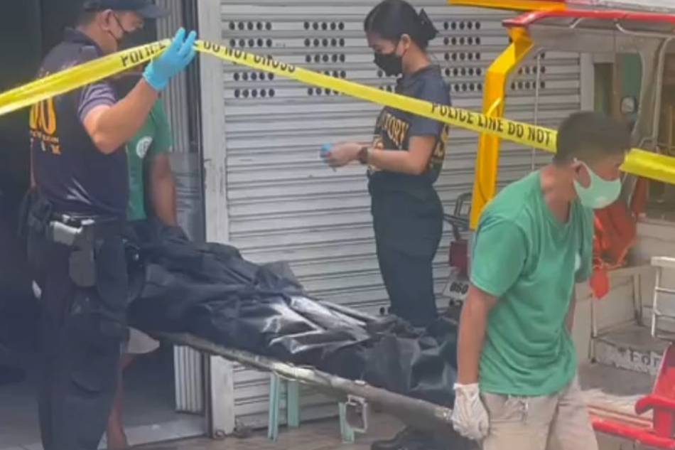 Inilalabas ng mga awtoridad mula sa isang pawnshop sa Kalibo, Aklan ang labi ng babaeng manager nito. Larawan mula sa Kalibo police