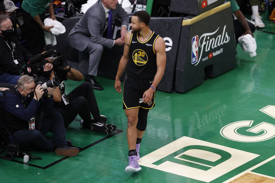 Golden State Warriors guard Stephen Curry smiles to the crowd after scoring against the Boston Celtics, during the second half of Game 4 of the NBA Finals at the TD Garden, in Boston, Massachusetts, USA, 10 June 2022. CJ Gunther, EPA-EFE.