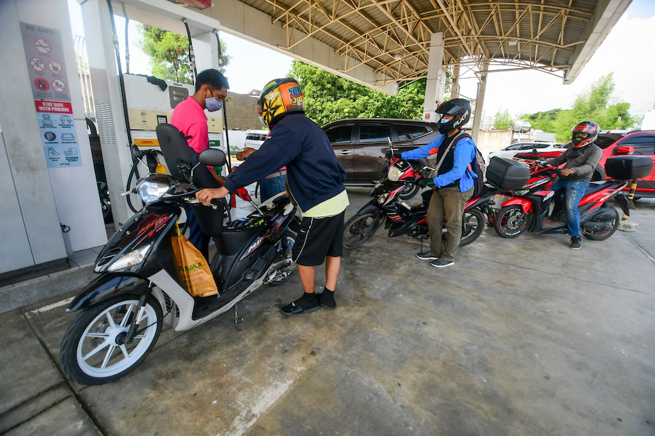 Gasolinahan sa Taguig City noong Hunyo 6, 2022. Mark Demayo, ABS-CBN News