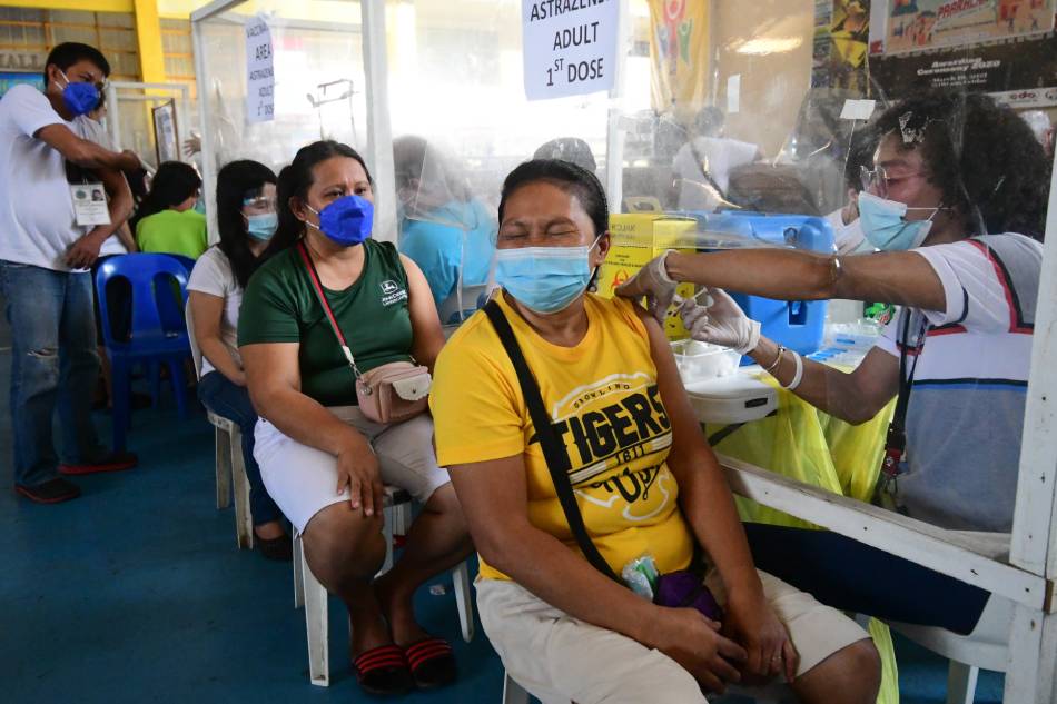 Quezon City residents receive their COVID-19 vaccine dose at the Batasan Hills National High School on November 29, 2021. Mark Demayo, ABS-CBN News/file