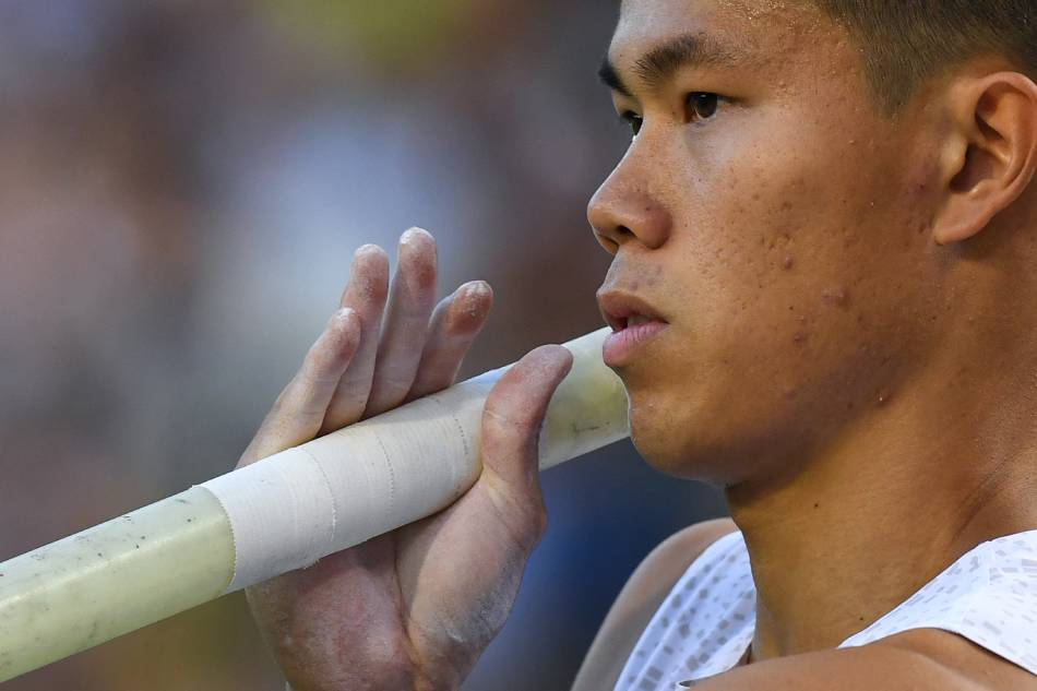 Ernest John Obiena, des Philippines, se prépare à concourir lors de l'épreuve masculine de saut à la perche lors de la réunion d'athlétisme de la Diamond League AG Memorial Van Damme au stade Roi Baudouin à Bruxelles le 3 septembre 2021. Photo d'archives.  John Thys, AFP.