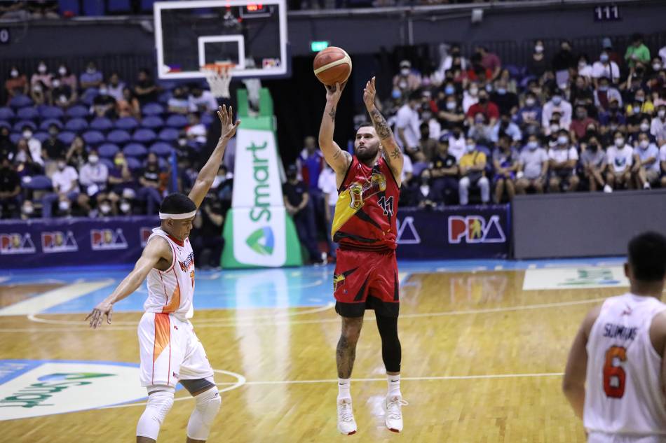 Robbie Herndon puts up a shot against Jerrick Balanza in the San Miguel-NorthPort game of the 2022 PBA Philippine Cup. PBA Images.