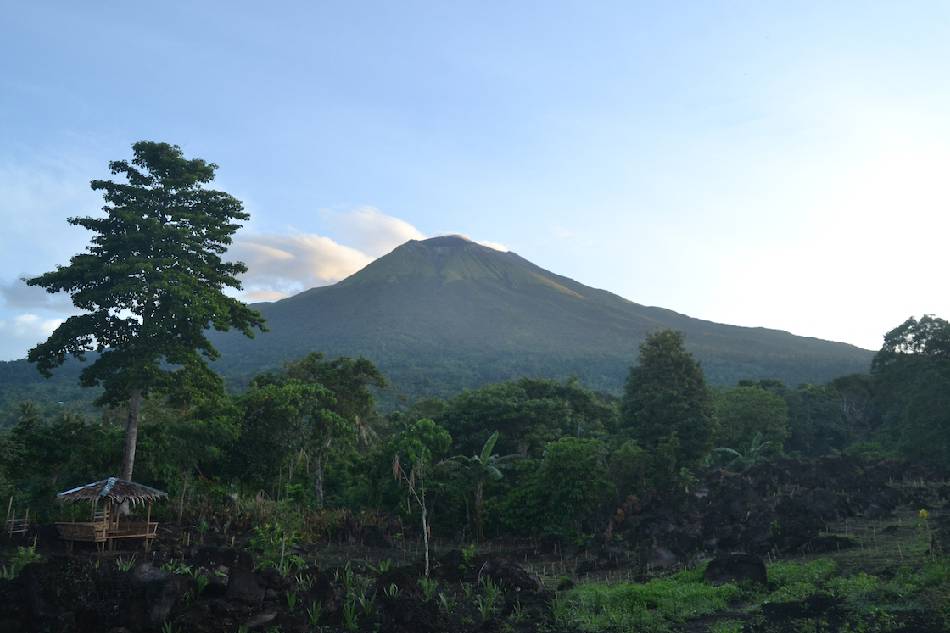 Kuha ng Kanlaon Volcano mula sa bayan ng La Castellana, Negros Occidental noong Hunyo 24, 2020. Francis Fabiania, AFP/File