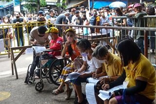 People flock to Comelec for voter registration