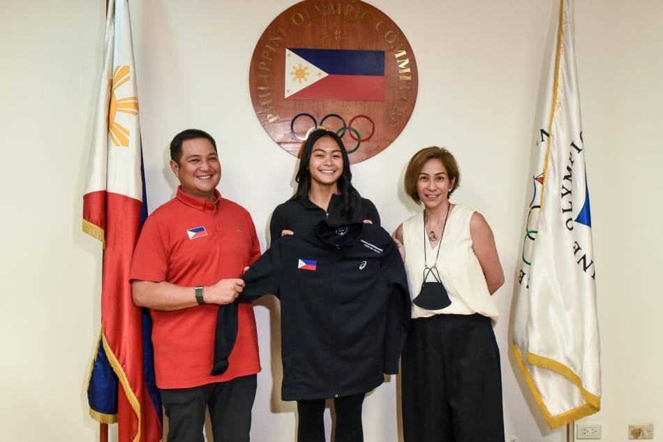 Filipino-Canadian swimmer Kayla Sanchez (center) with POC deputy secretary-general Bones Floro and PSI president Lani Velasco. Handout photo. 