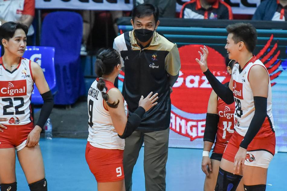 Cignal HD coach Shaq delos Santos addresses the HD Spikers during a break in action. PVL Images.