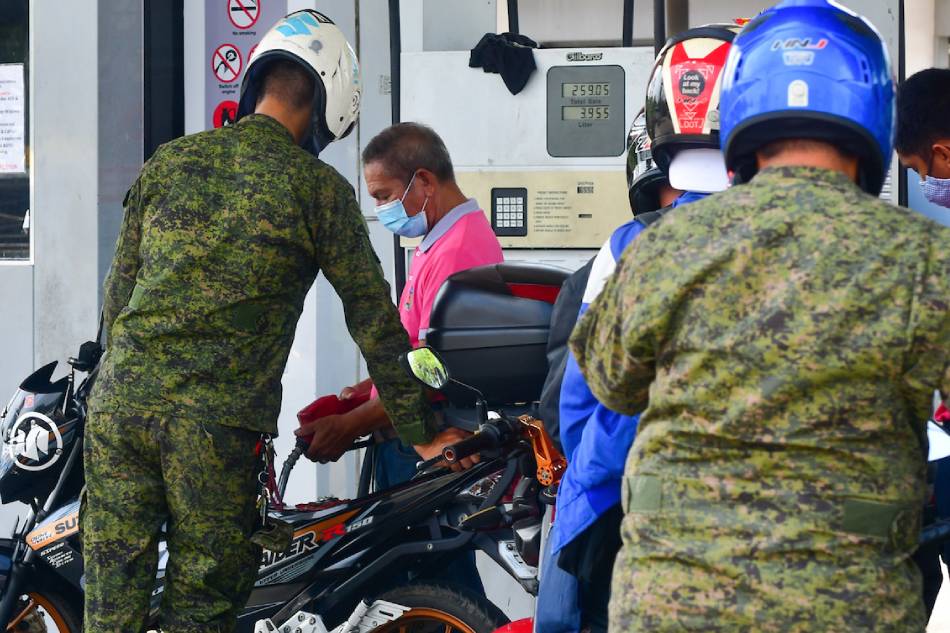 Nagpapakarga ang ilang sundalo sa gasolinahan sa Taguig City. Mark Demayo, ABS-CBN News