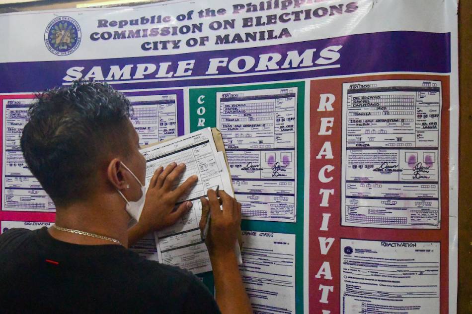 Voter registration resumes at the COMELEC office in Manila on June 4, 2022. Registration resumes in preparation for the Barangay and Sangguniang Kabataan elections (BSKE) on December 5. Mark Demayo, ABS-CBN News