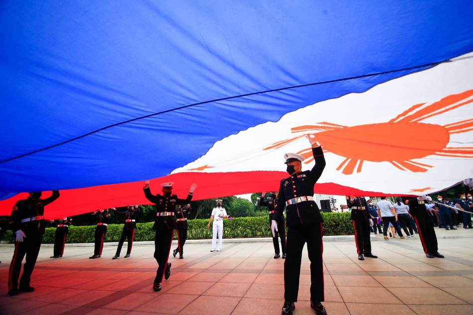 Pinangunahan ng Philippine Navy ang isang flag raising ceremony sa Luneta Park kasabay ng pagdiriwang na ika-124 National Flag Day, Mayo 28, 2022. ABS-CBN News 