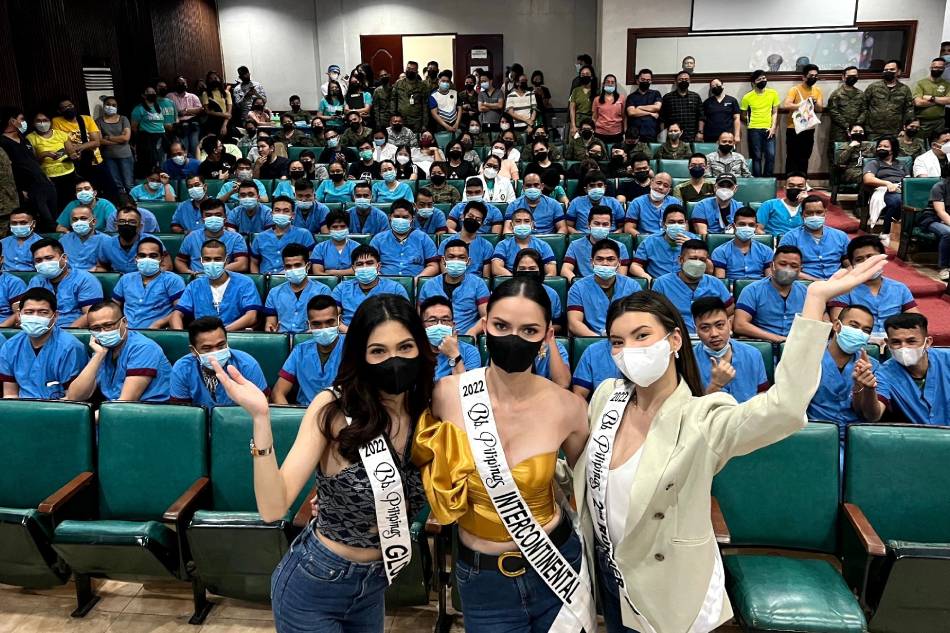 Bb. Pilipinas queens visit soldiers at V. Luna hospital 1