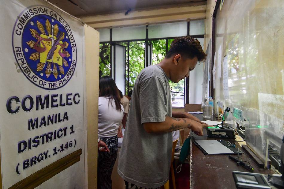 Voter registration resumes at the Comelec office in Manila on June 4, 2022 in preparation for the scheduled barangay and Sangguniang Kabataan elections on Dec. 5. Mark Demayo, ABS-CBN News