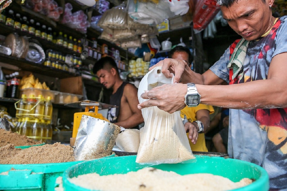 Nagsasala ng asukal ang isang vendor sa Bagong Silangan Public Market sa Caloocan. Jonathan Cellona, ABS-CBN News/File 