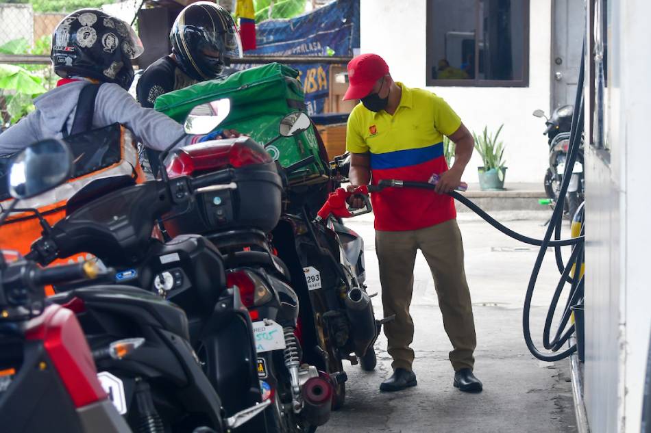 Motorists queue for fuel at a gas station in Quezon City on April 19, 2022, after another oil price hike. Mark Demayo, ABS-CBN News