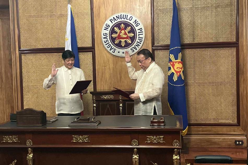 Retired Supreme Court chief justice Lucas Bersamin takes his oath as the new executive secretary. Image from Malacanang