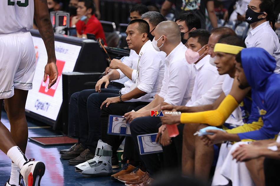 Magnolia head coach Chito Victolero wearing a walking boot at the Hotshots' bench. PBA Images.