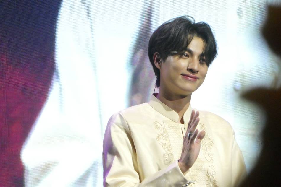 Wearing the traditional Barong Tagalog, Thai actor Gulf Kanawut serenaded his Filipino fans one last time at the New Frontier Theater in Quezon City last October 2, 2022. Photo by Caitlin Laban.