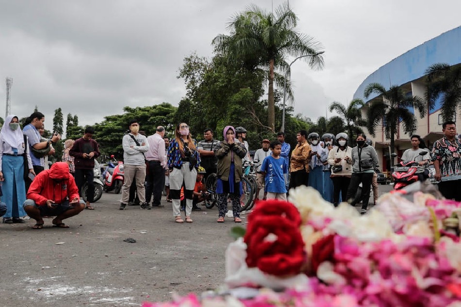  People gather as they pay condolence to the victims of the soccer match riot and stampede outside Kanjuruhan Stadium in Malang, East Java, Indonesia, 03 October 2022. EPA-EFE/MAST IRHAM