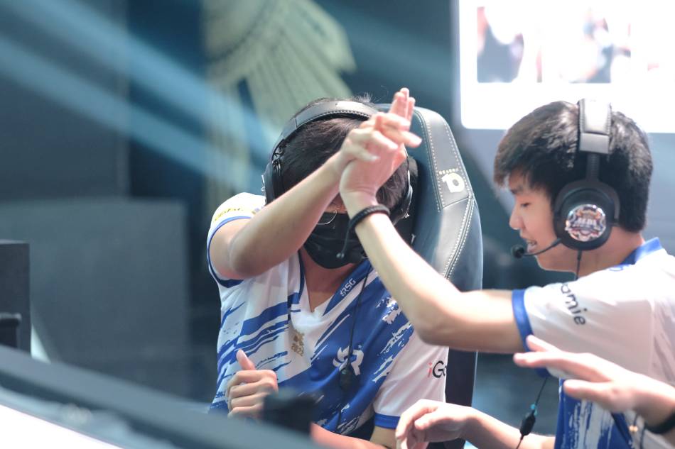 Nathanael 'Nathzzz' Estrologo shares a high five with Jonard 'Demonkite' Caranto after winning a game against Blacklist International during their MPL Season 10 clash, October 1. Courtesy: MPL Philippines.