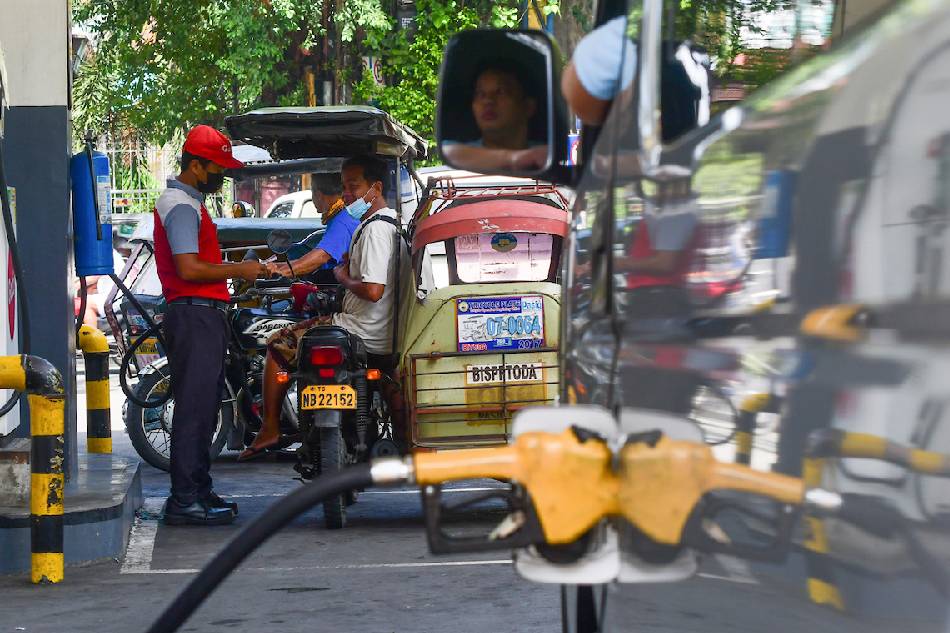 Mga motoristang nagpapakarga sa gasolinahan sa Pasig City noong Oktubre 10, 2022. Mark Demayo, ABS-CBN News/File