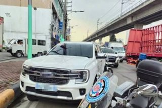 Traffic enforcer nasagi ng sasakyang nagpumilit pumasok sa EDSA Bus Carousel lane