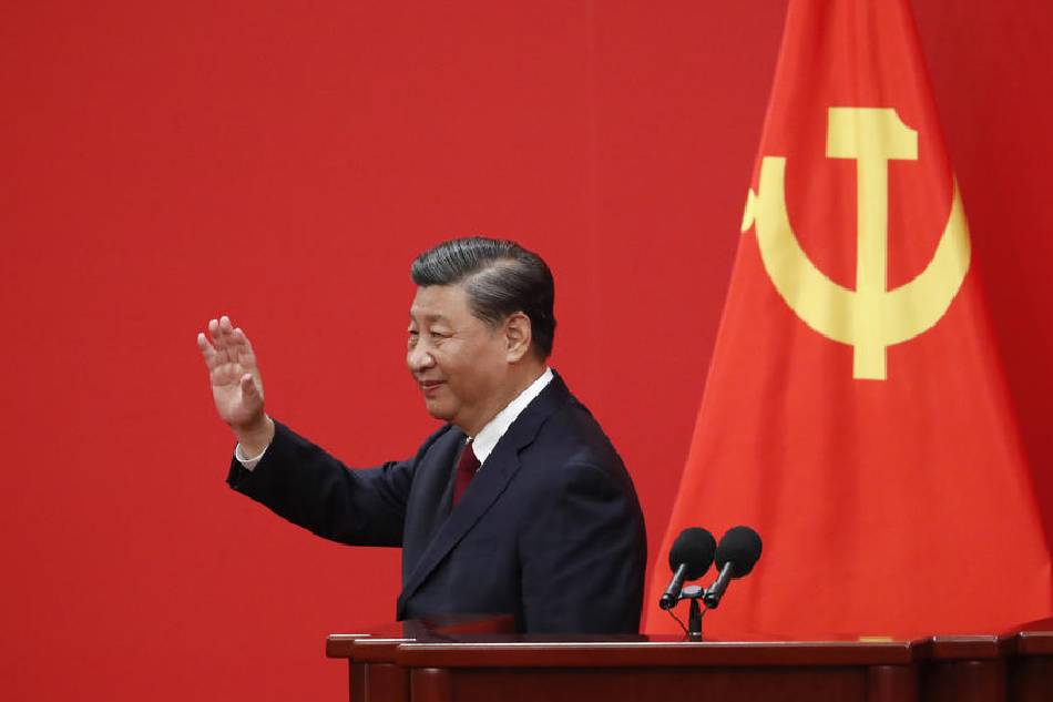 Chinese President Xi Jinping waves at a press conference introducing the new members of the Standing Committee of the Political Bureau of the 20th Chinese Communist Party (CPC) Central Committee at the Great Hall of People in Beijing, on October 23, 2022. MARK R. CRISTINO, EPA-EFE