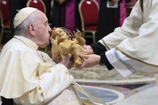 God present in difficult times, Pope says in Christmas Mass