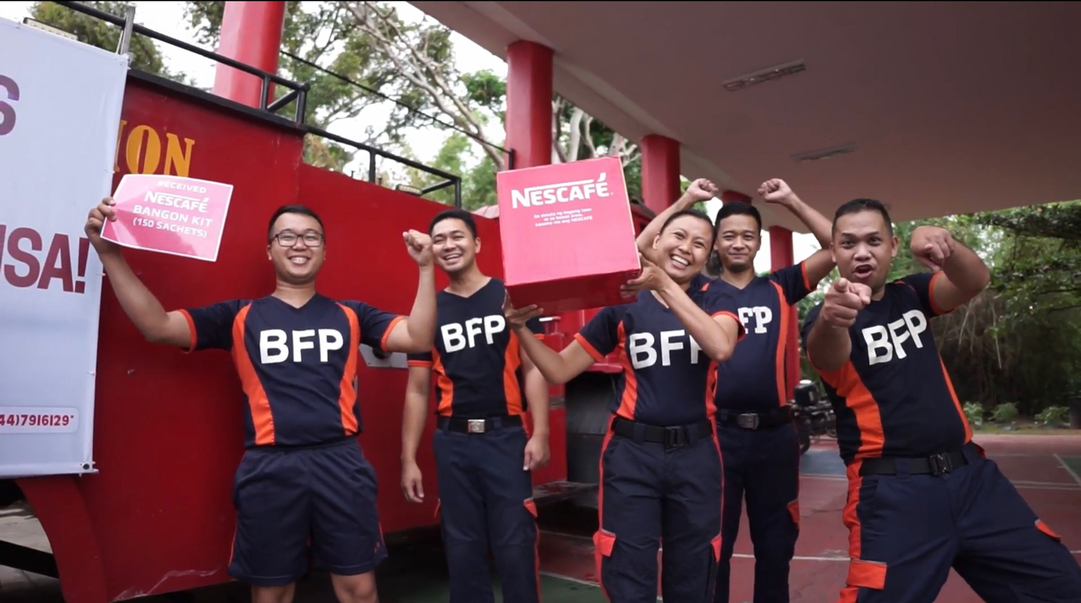 Personnel from the Bureau of Fire Protection-Bulacan receive Bangon Kits to help complete their duty with the Bangon attitude. Photo courtesy: NESCAFÉ