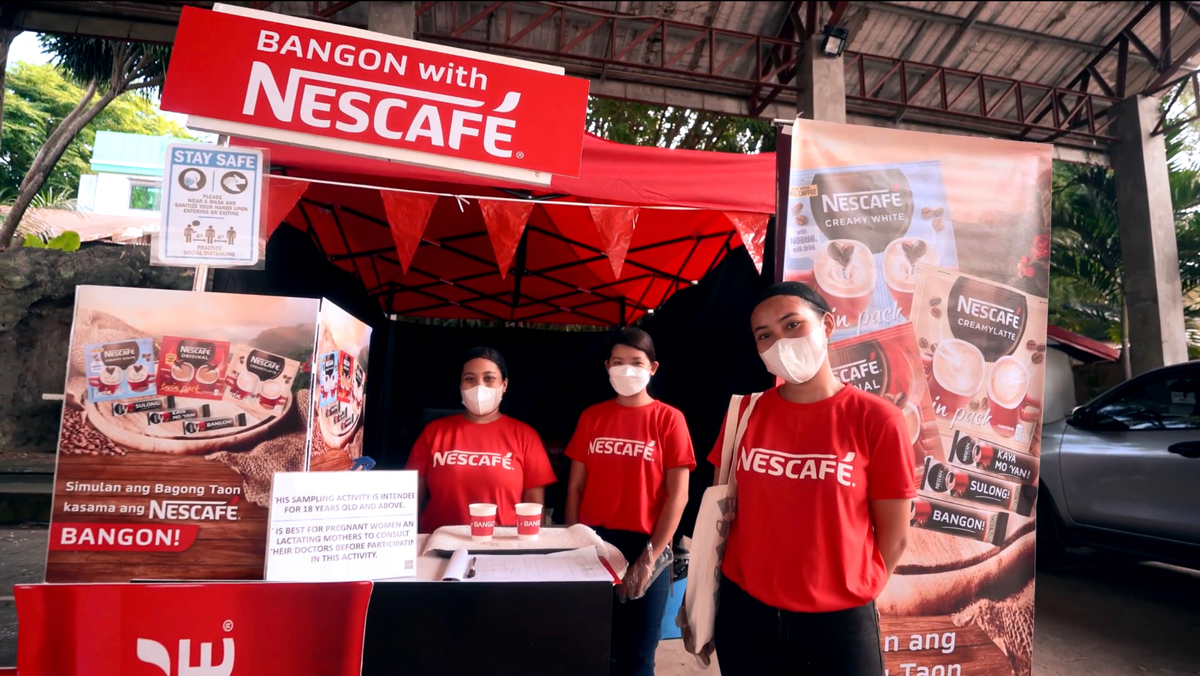 A 'Bangon' coffee stall installed in Cagayan de Oro gave away cups of coffee to residents for the 1-Million 1 Coffee Cups campaign. Photo credit: NESCAFÉ