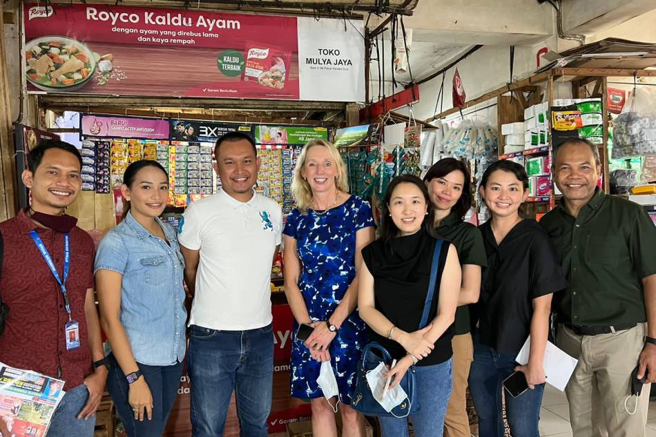 Unilever Nutrition Business Group President Hanneke Faber (4th from left) joins SEA Nutrition GM Kristine Go (4th from right) in market visits across Southeast Asia, with this photo taken in a mom-and-pop store in Indonesia. Photo source: Unilever