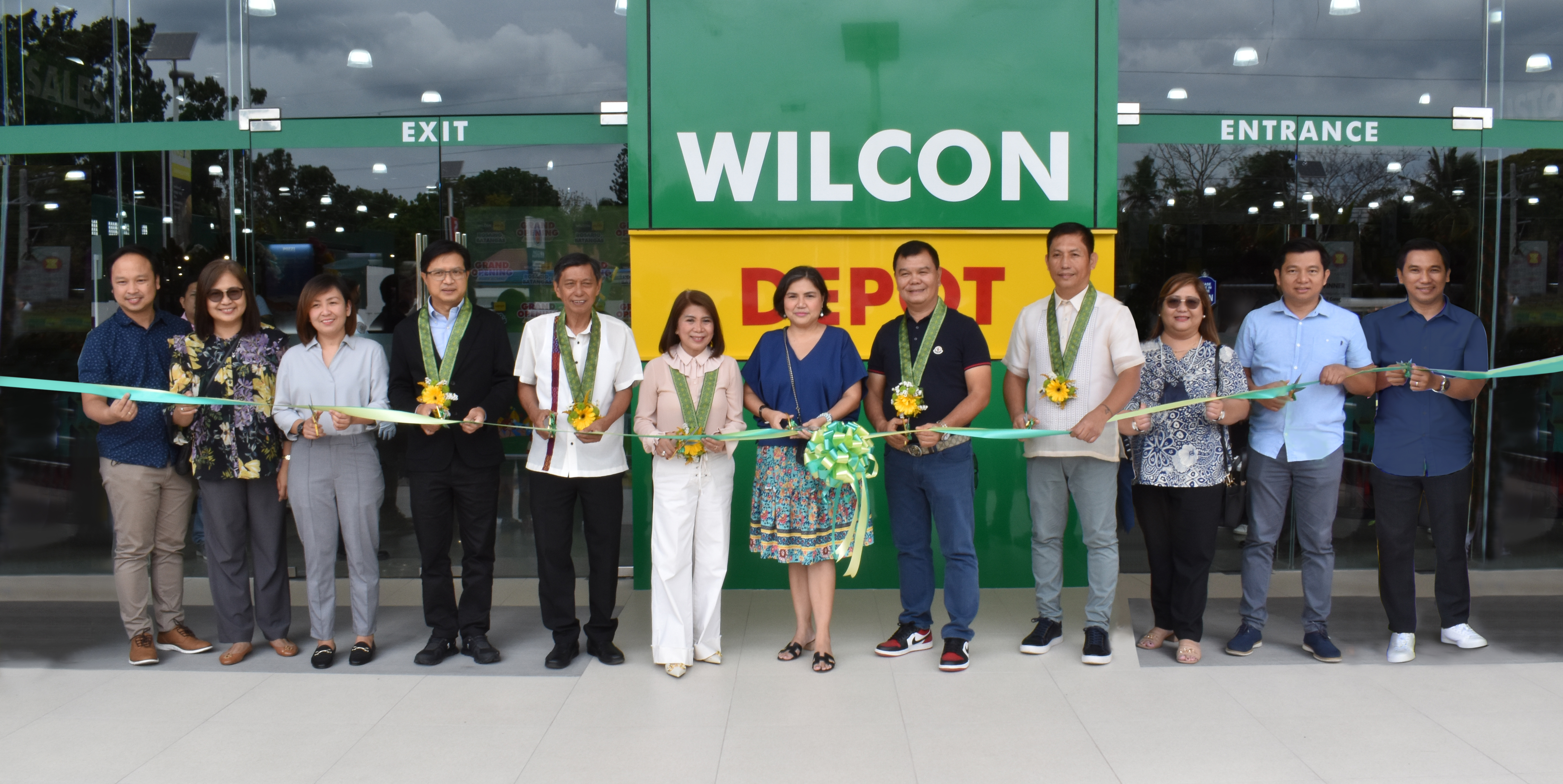 The ribbon-cutting ceremony was led by (L-R) WIlcon Depot AVP for Sales and Operations Rowell Suarez, Desiree Cuerdo, Erine Borja, Mariwasa Siam Ceramics, Inc. VP for Sales and Marketing Khun Pavaret Lila, Rosario Batangas Hon. Vice Mayor Atanacio Zara, Batangas 4th District Congresswoman Hon.Lianda Bolilia, Wilcon Depot VP for Investor Relations Mary Jean Alger, Rosario Batangas Hon. Mayor Leovigildo Morpe, Batangas Governor Hermilando Mandanas representative Kennedy Laroza, WIlcon Depot AVP for Sales and Operations Rubylyn Candelaria, Francisco Lazaro and Harvy Cruz. Photo source: Wilcon Depot