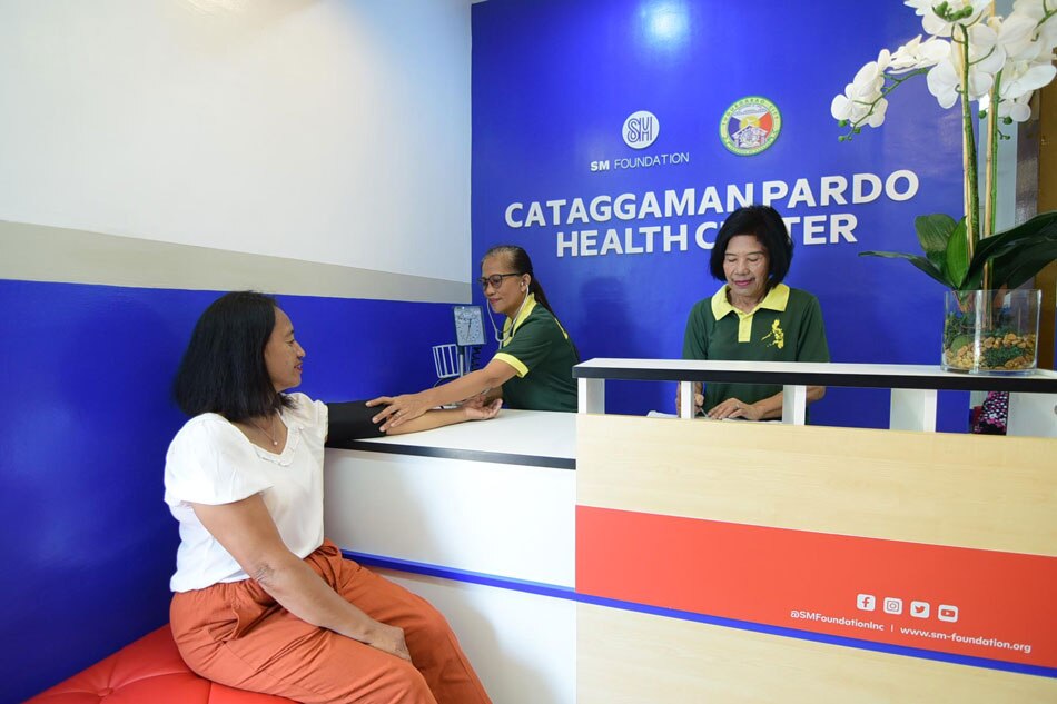 Brgy. Cataggaman Pardo Health Center health workers cater to the general medical needs of its community in the newly renovated health center. Photo source: SM Foundation