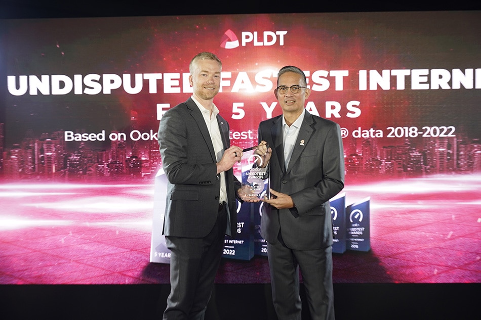 PLDT wins the Ookla Speedtest Awards' Fastest Internet for five years in a row. PLDT President and CEO Alfredo Panlilio receives the award from Ookla CTO Luke Deryckx at a special ceremony held recently. Photo source: PLDT