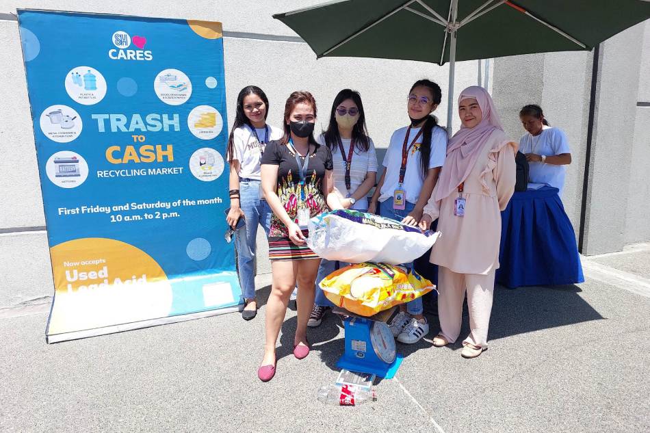 Students drop off their recyclables at the Trash to Cash Recycling Market in SM City Bicutan. Photo source: SM Prime Holdings