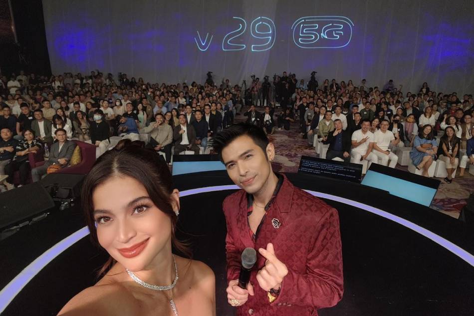 New smartphone series debuts with Anne Curtis