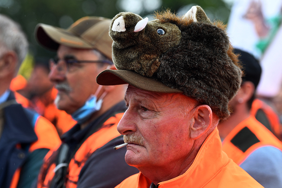 People protest to defend hunting and rural life in Redon, western France, on September 18, 2021. Fred Tanneau/ AFP