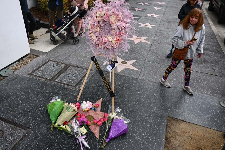 Fans pay tribute to Tina Turner